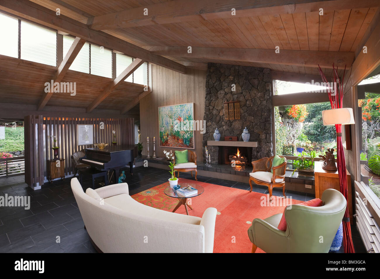 Salle de séjour avec cheminée et piano de luxe home (accueil). Banque D'Images