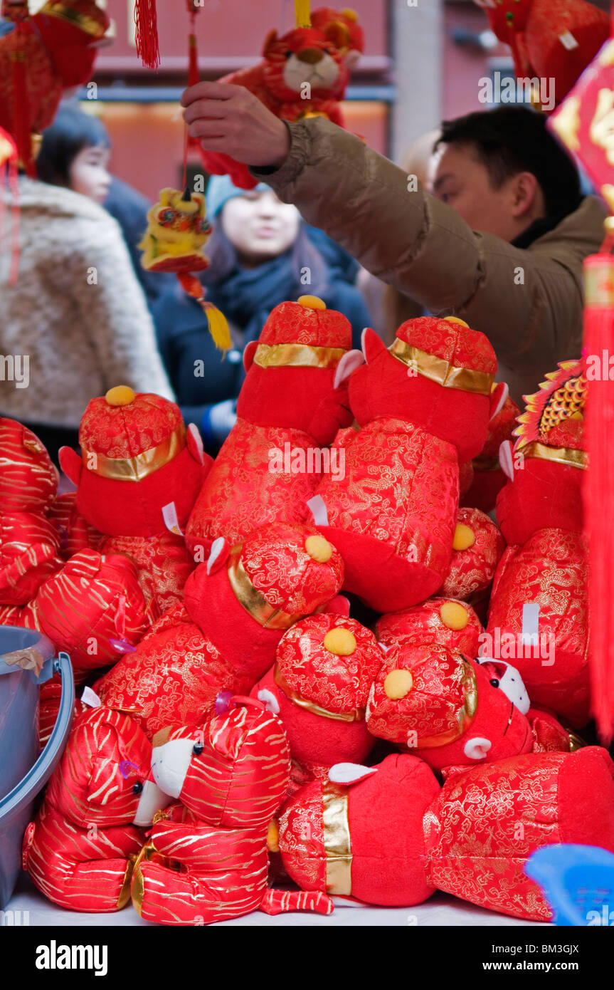 Bloquer la vente de jouets chinois, China Town Festival du Nouvel An Chinois London England UK 2010 Banque D'Images