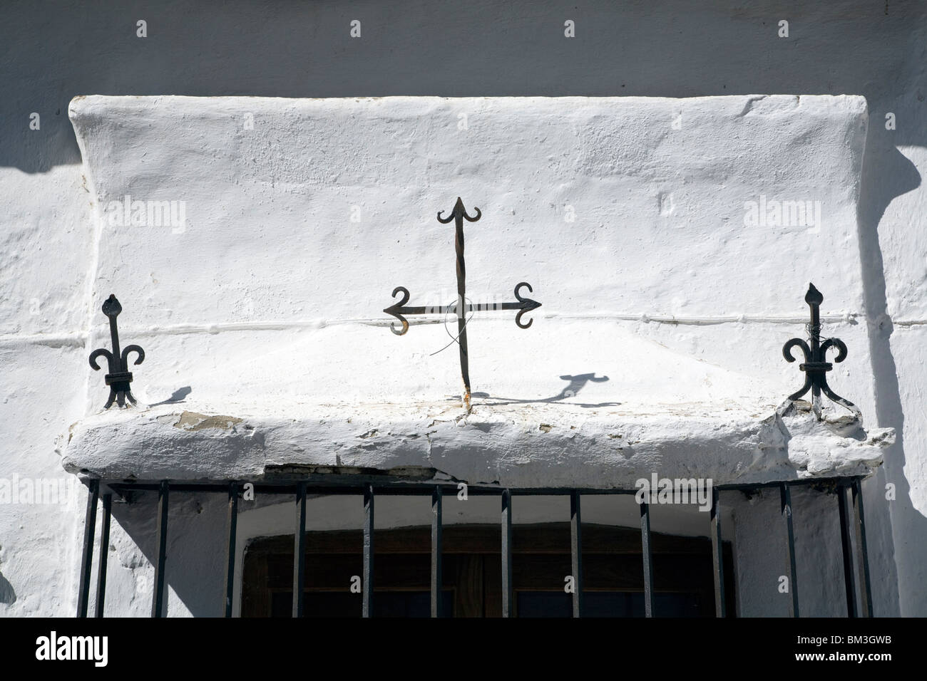 Croix sur le haut d'une fenêtre, ville de Castaño del Robledo, province de Huelva, Andalousie, Espagne Banque D'Images