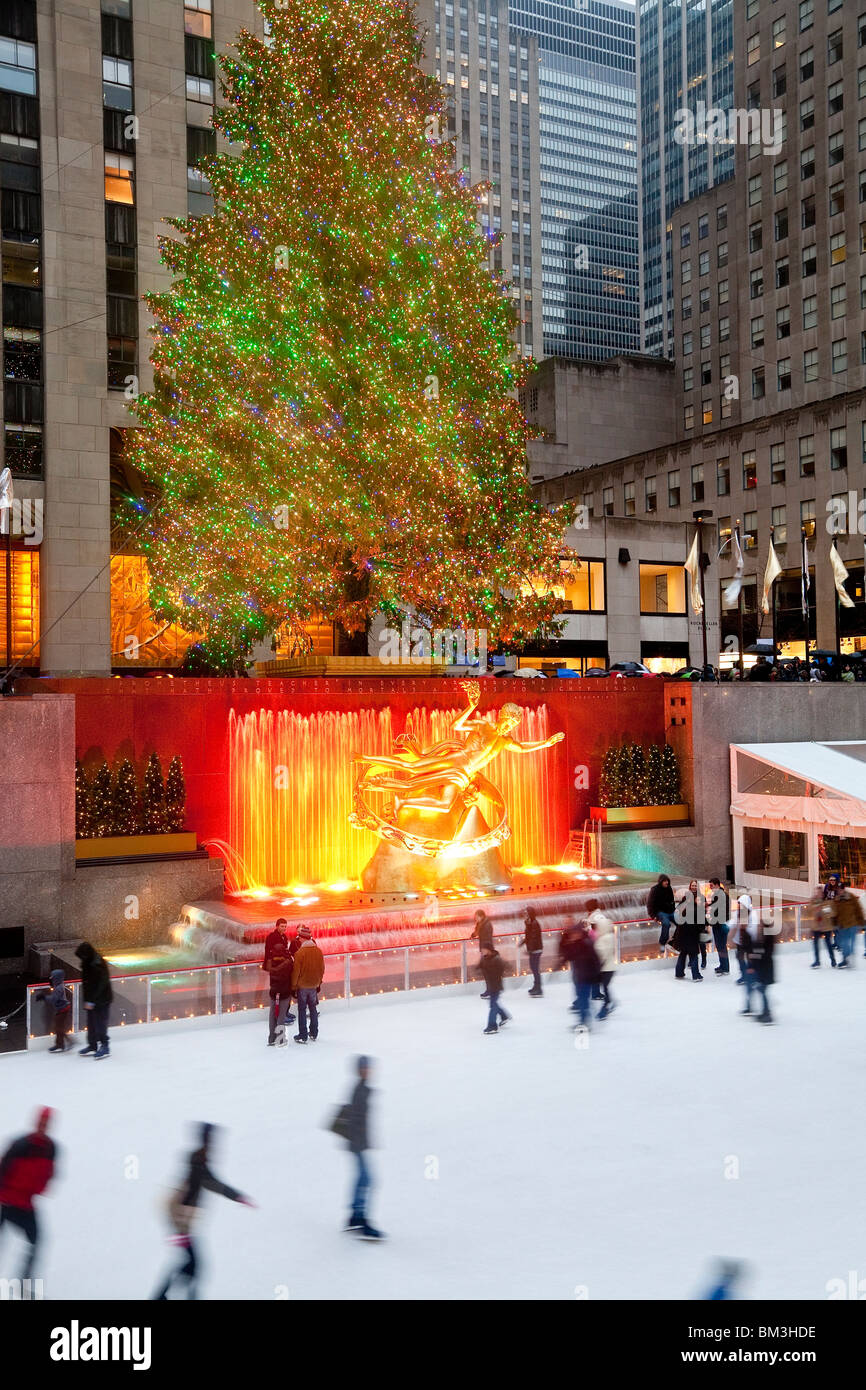 États-unis d'Amérique, New York, New York, Manhattan, en face de l'arbre de Noël du Rockefeller Center Banque D'Images