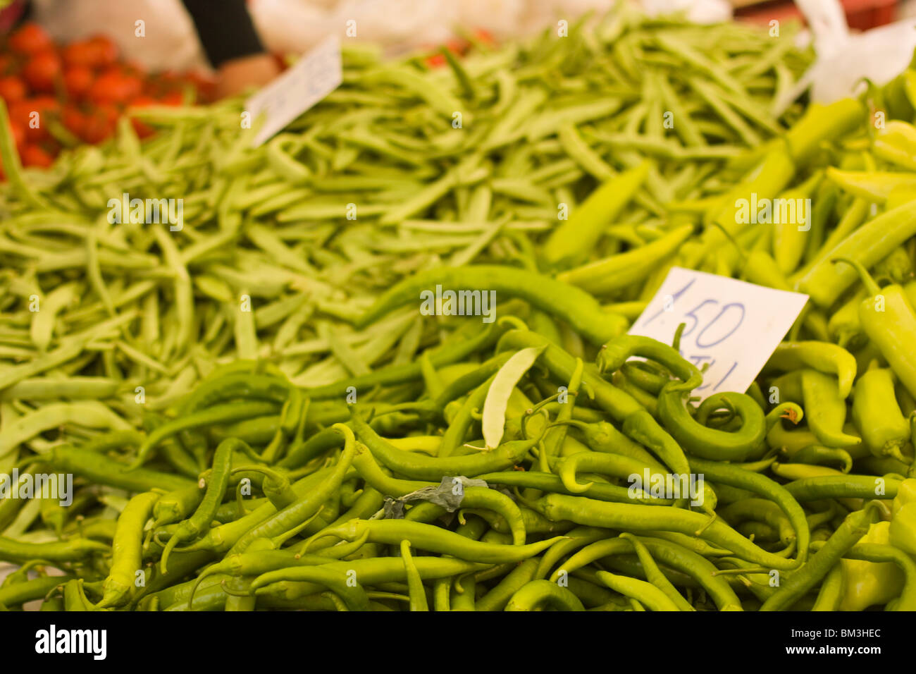 Un tas de haricots dans un marché aux légumes, Alanya, Turquie. Banque D'Images