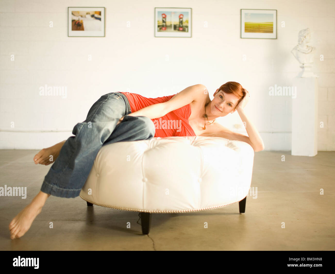 Woman relaxing in loft Appartement Banque D'Images