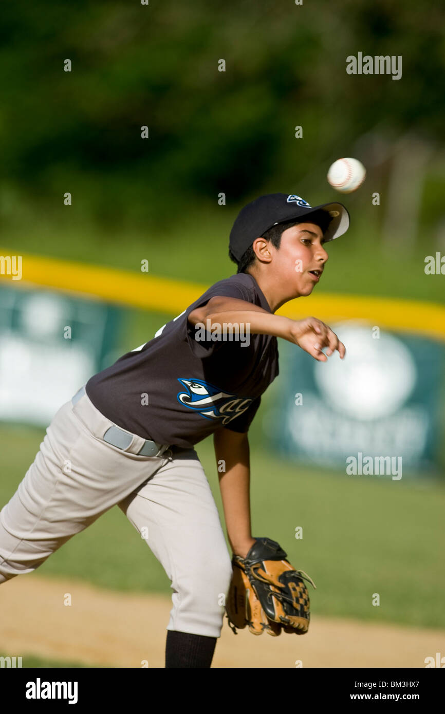 Les garçons la Petite Ligue de baseball action de jeu. Banque D'Images