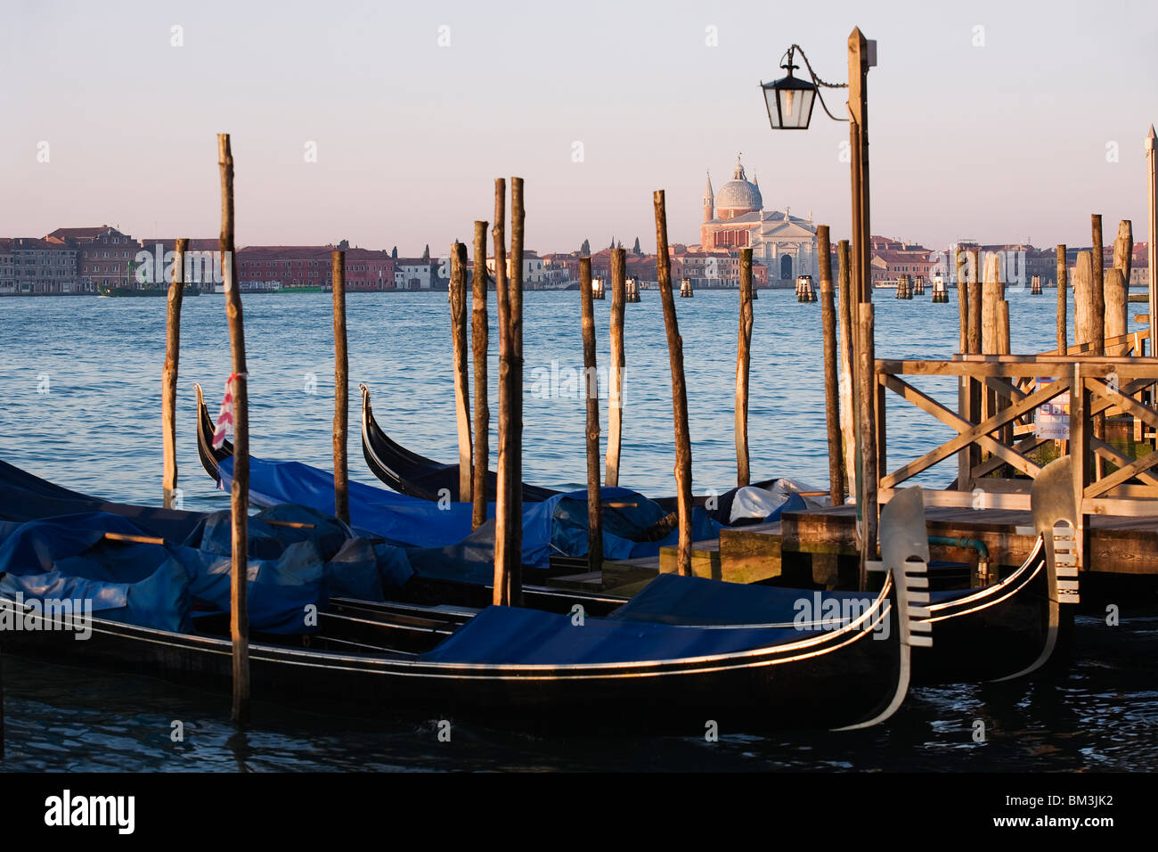 Venise - Vue sur le Grand Canal de San Marco en direction de Santa Maria della Salute avec gondoles amarré dans l'avant-plan Banque D'Images