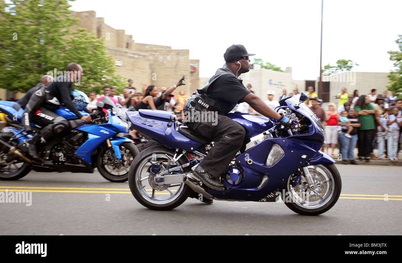 Un homme conduit une moto dans un défilé à New Haven CT USA Banque D'Images