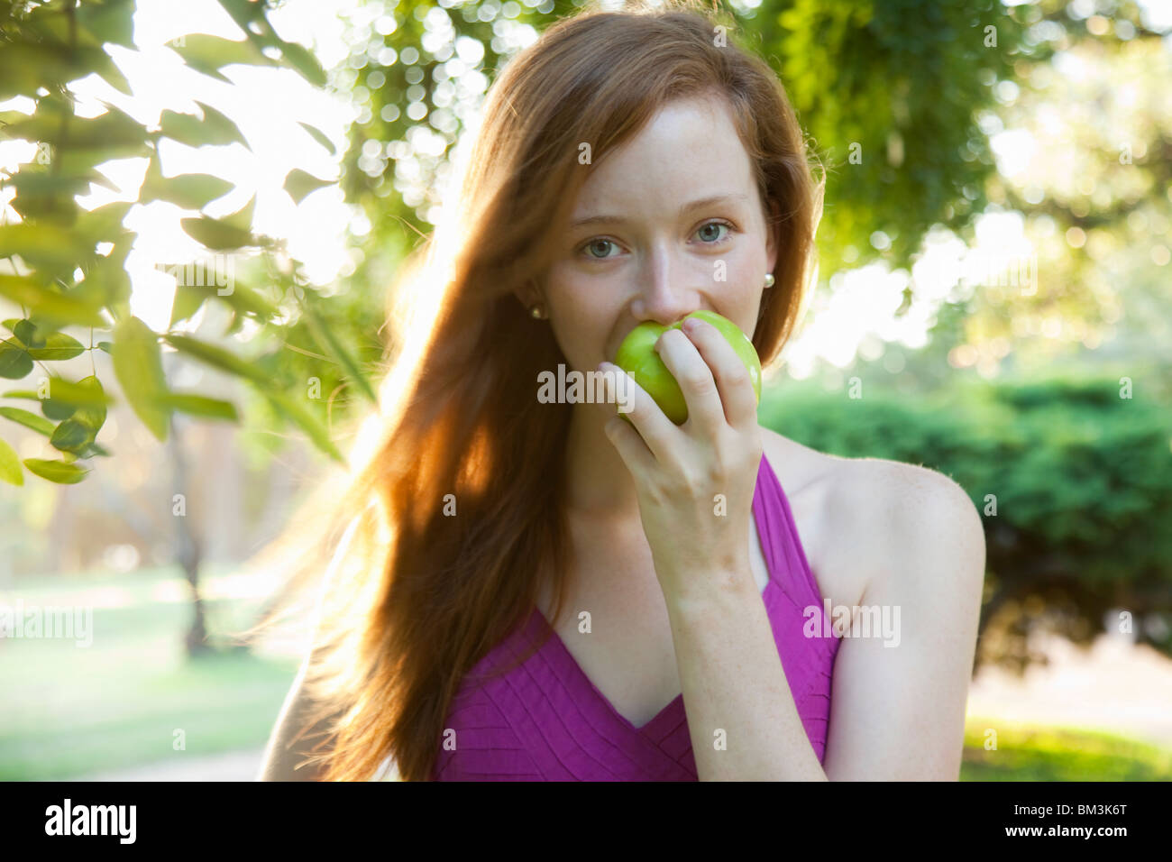 Jeune femme de manger une pomme Banque D'Images