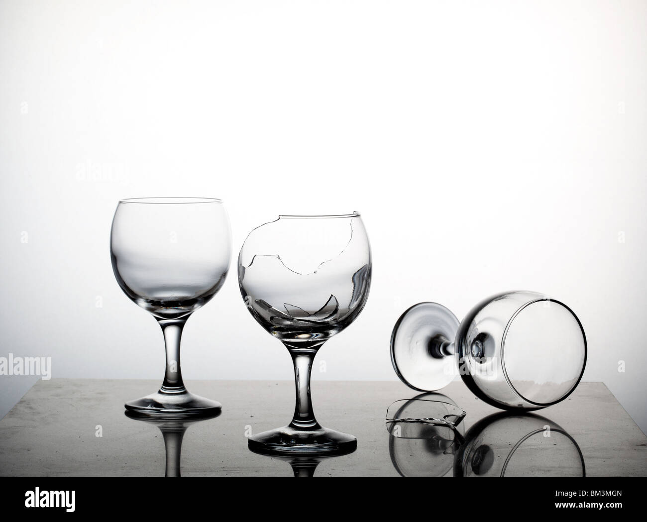 Verre vide brisée Banque D'Images