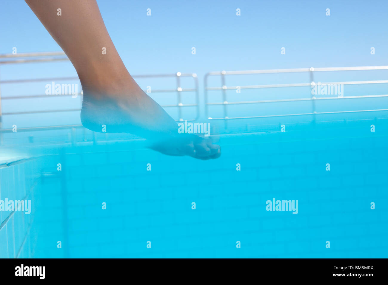 Les pieds dans l'eau bleue Banque D'Images