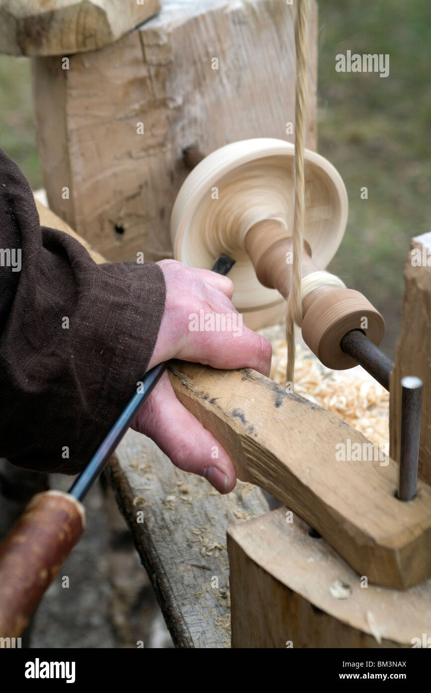 L'Europe médiévale de l'artisanat. La machine entraînée par pied tournant avec un bol en bois, à son tour, des progrès. Banque D'Images