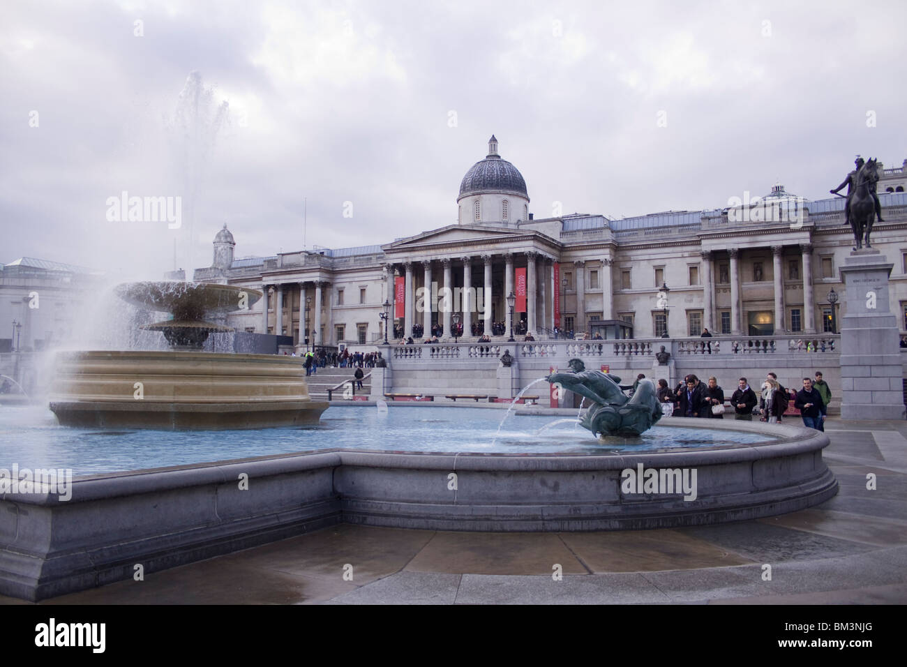 Fontaines et de la National Gallery à Trafalgar Square, Londres Banque D'Images