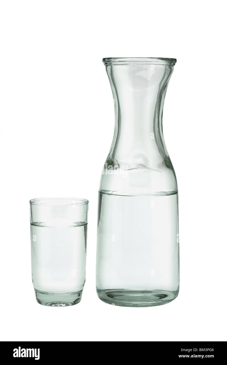 Verre d'eau et pitcher sur fond blanc Banque D'Images