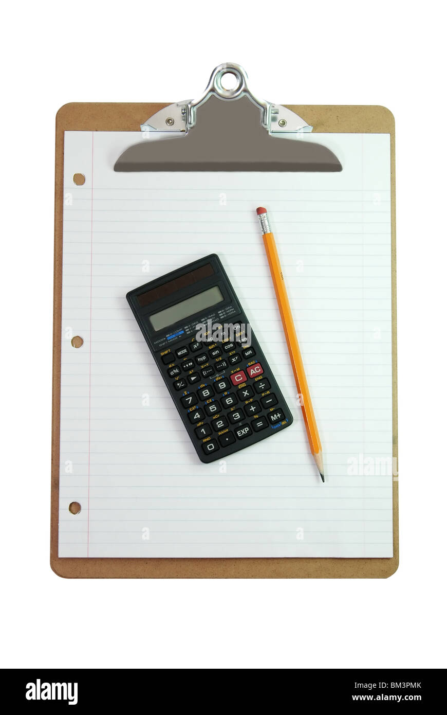 Presse-papiers, calculatrice, crayon et papier blanc bordée d'isolé sur fond blanc avec chemin de détourage. Banque D'Images