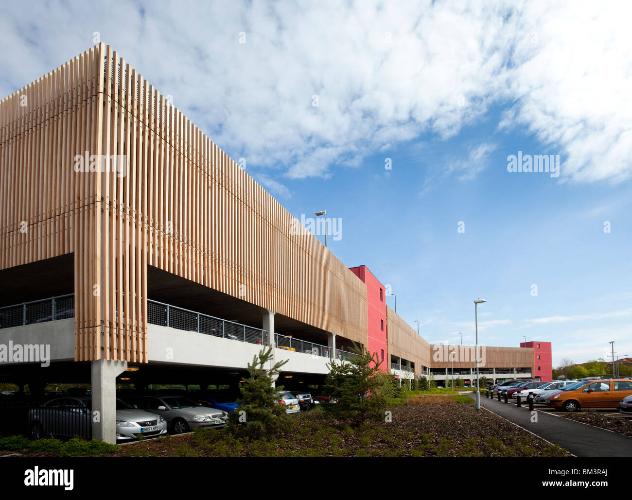 Édifices de quatre étages parking Banque D'Images