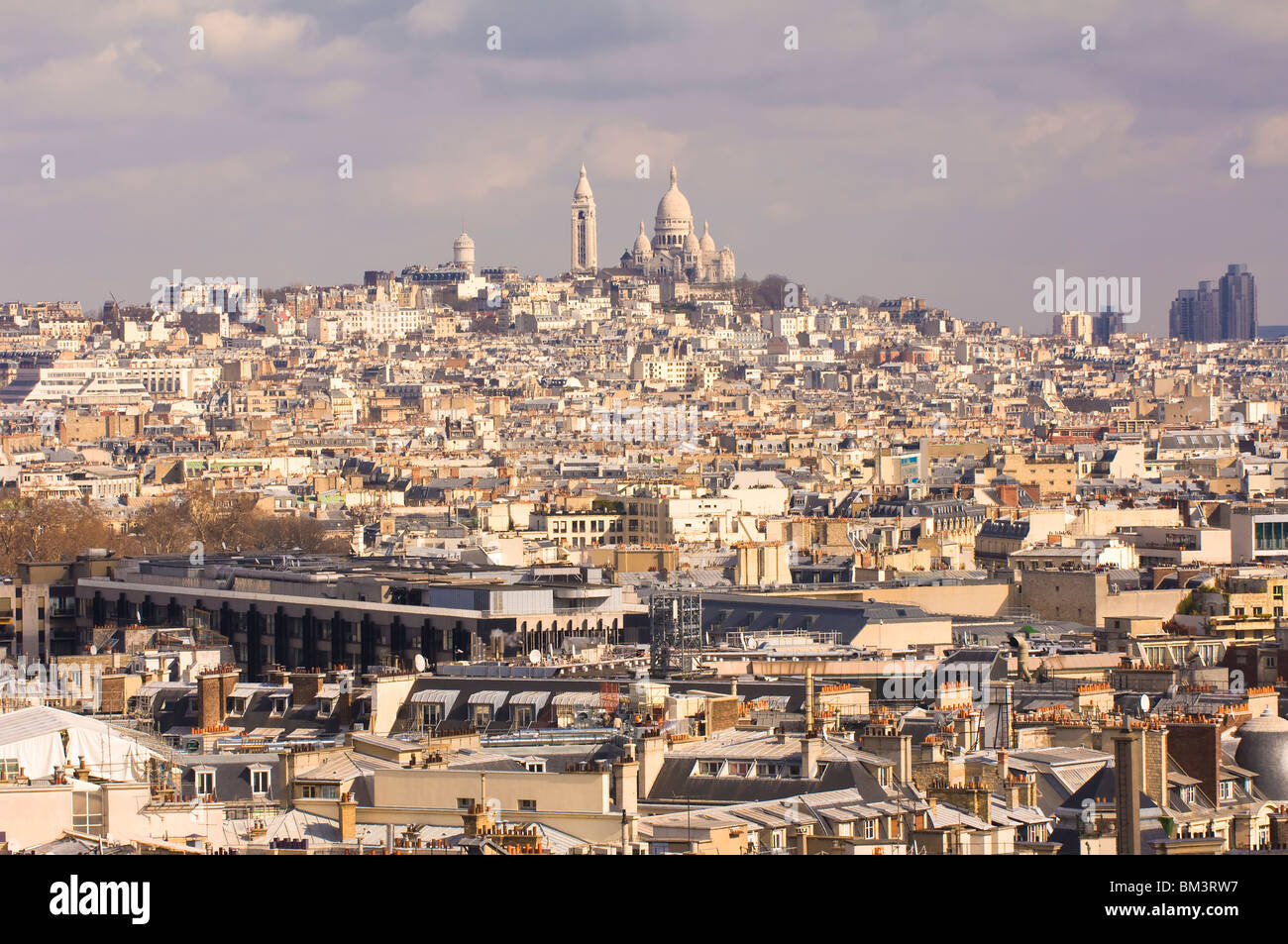 Vue sur la Basilique du Sacré Coeur et les toits de Paris, France Banque D'Images