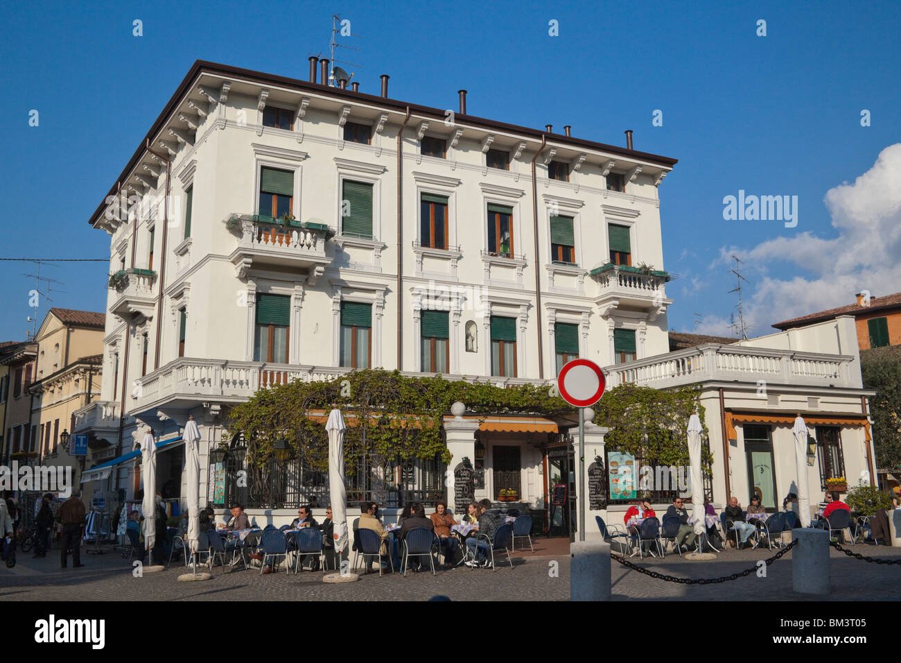 Restaurant à Peschiera del Garda Vénétie Italie Photo Stock - Alamy