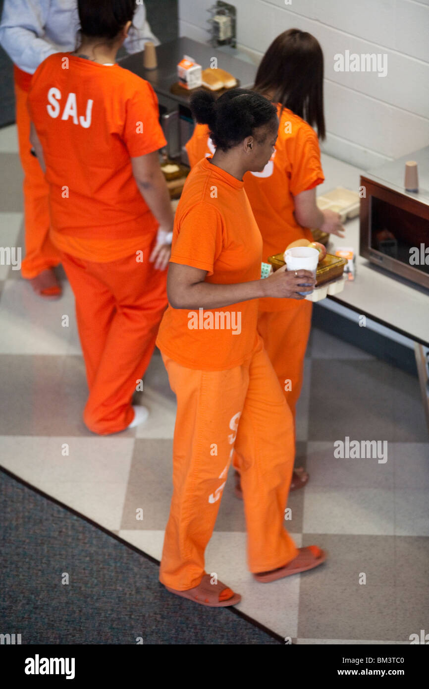Un Afro-américain détenu dans l'unité de la Womens Santa Ana, Californie,  Ville prison porte sa portion individuelle-repas Photo Stock - Alamy