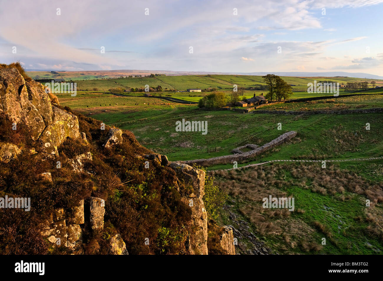 À au sud-ouest de Crag Peel dans le Northumberland. Une section du mur d'Hadrien, est visible en dessous de la falaise. Banque D'Images