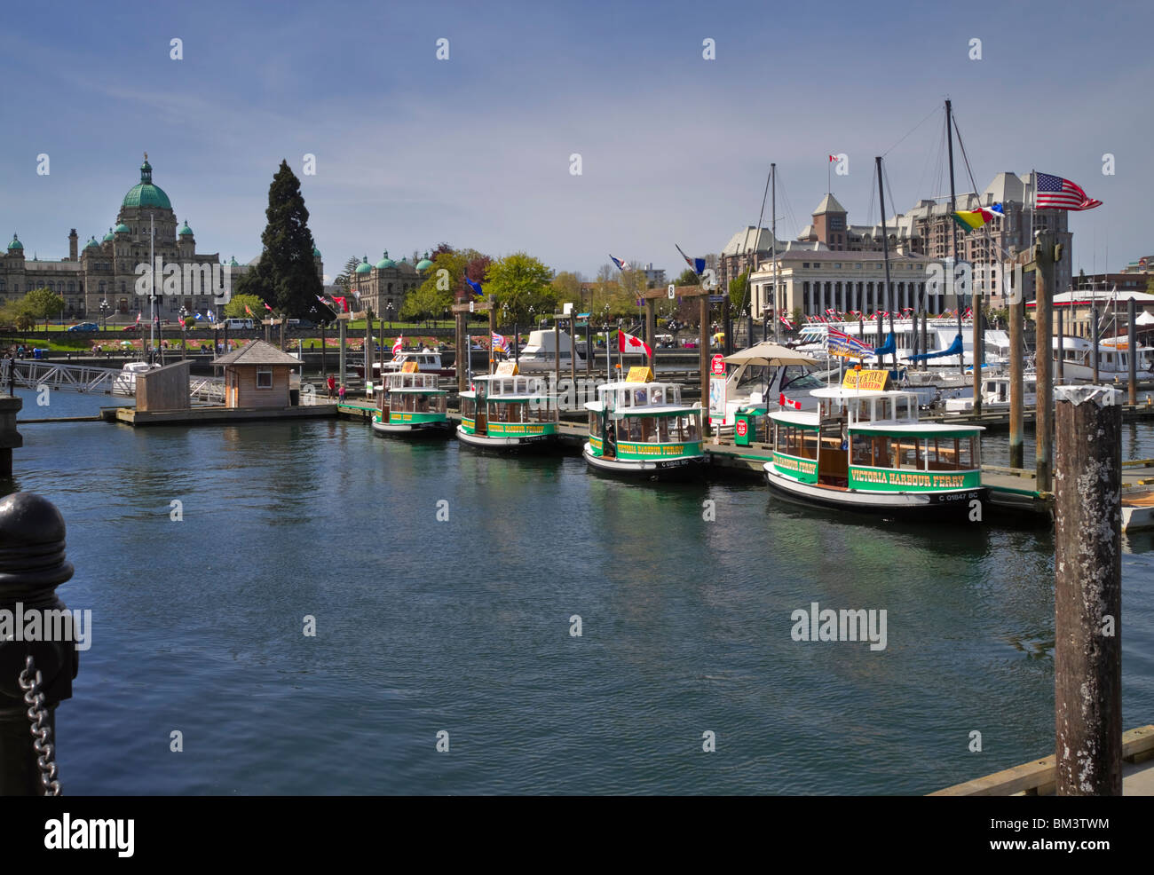 Le port intérieur de Victoria, île de Vancouver, Colombie-Britannique. Les bateaux-taxis s'alignent sur le quai en attente de passagers Banque D'Images