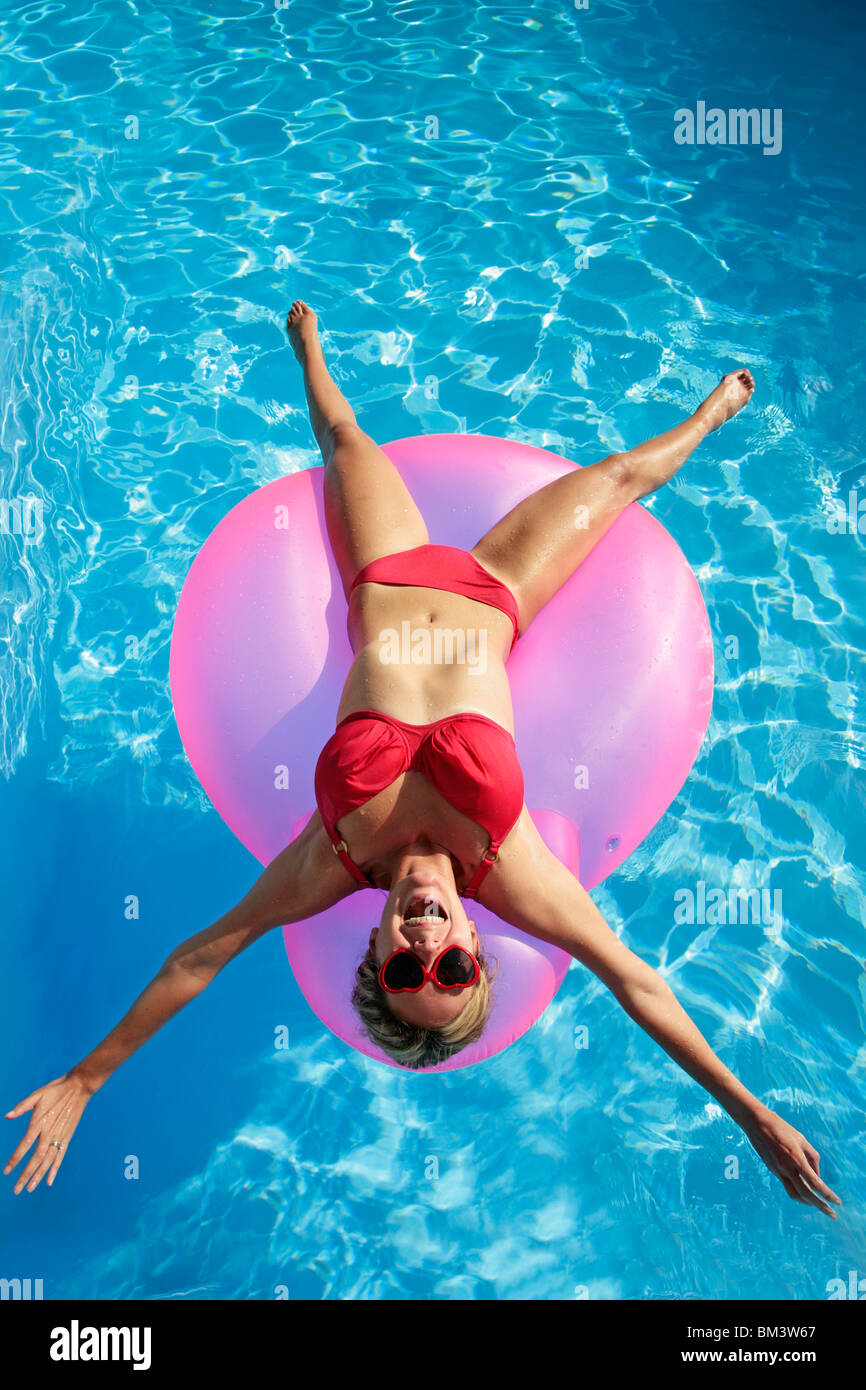 Femme s'amusant à l'été sur un anneau gonflable Banque D'Images