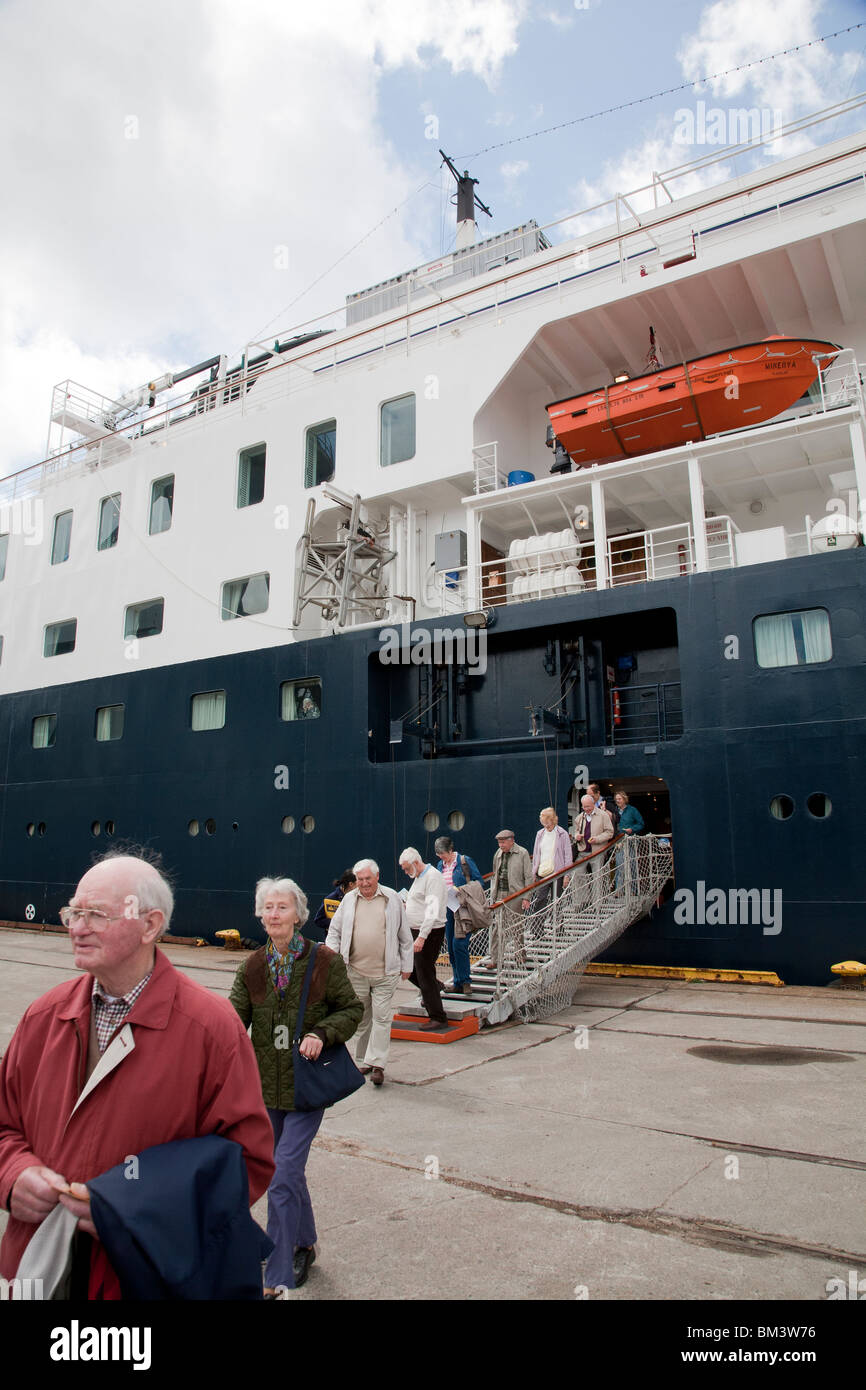 Personnes âgées Les croisiéristes débarquant en Norvège Banque D'Images