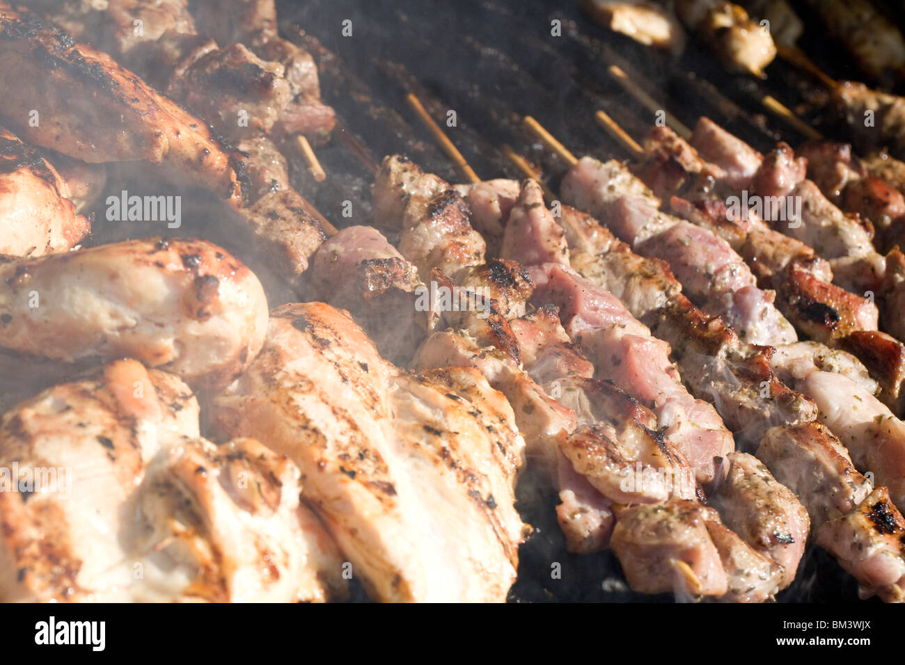 La viande sur un barbecue, Fumeurs Banque D'Images