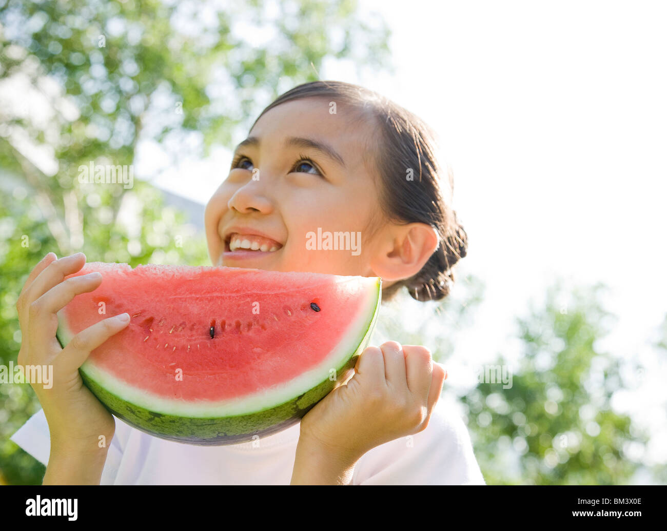 Smiling Girl Holding une tranche de melon d'eau Banque D'Images