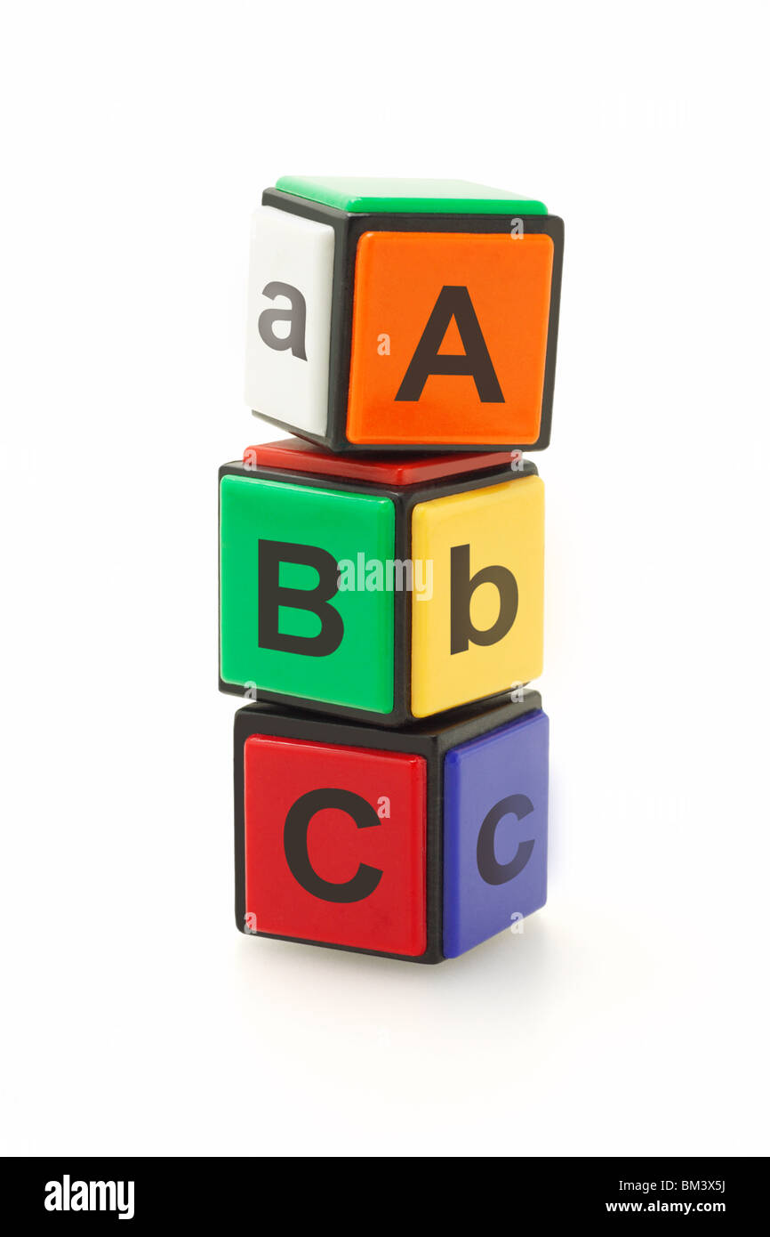 Alphabet blocks colorés empilés sur fond blanc Banque D'Images