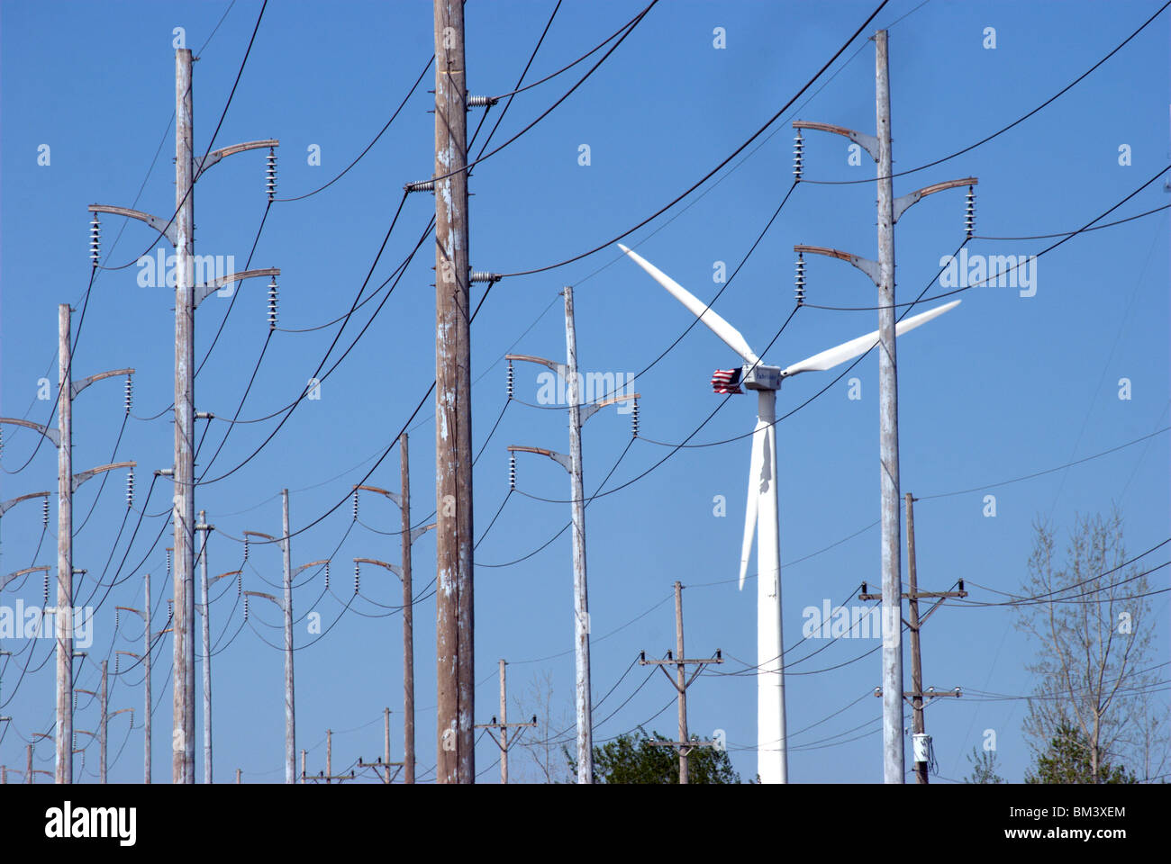 Éolienne pour les installations industrielles traditionnelles entre les lignes de quadrillage de l'énergie Banque D'Images