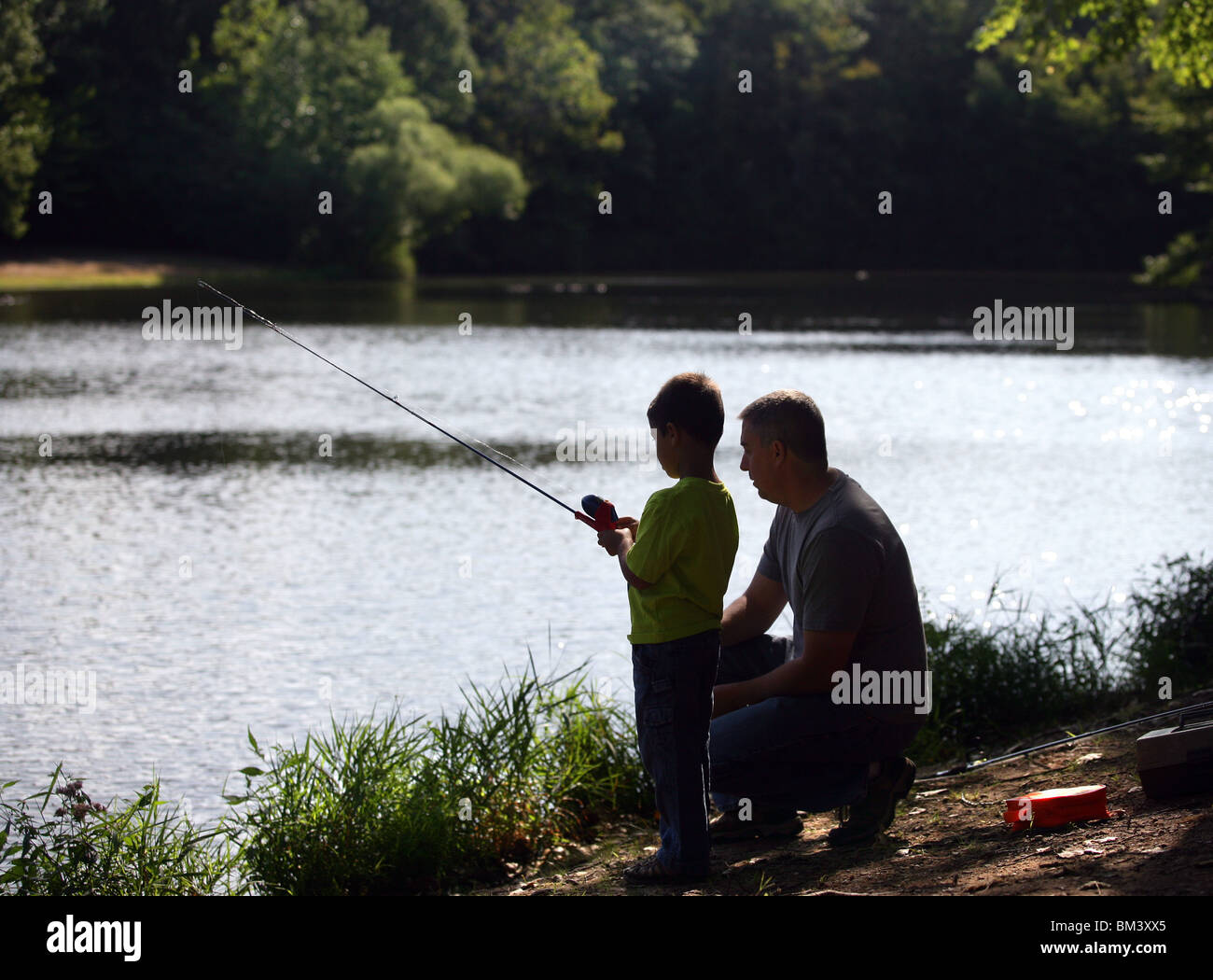 Un père prend son fils la pêche de première fois dans Wallingford CT USA Banque D'Images