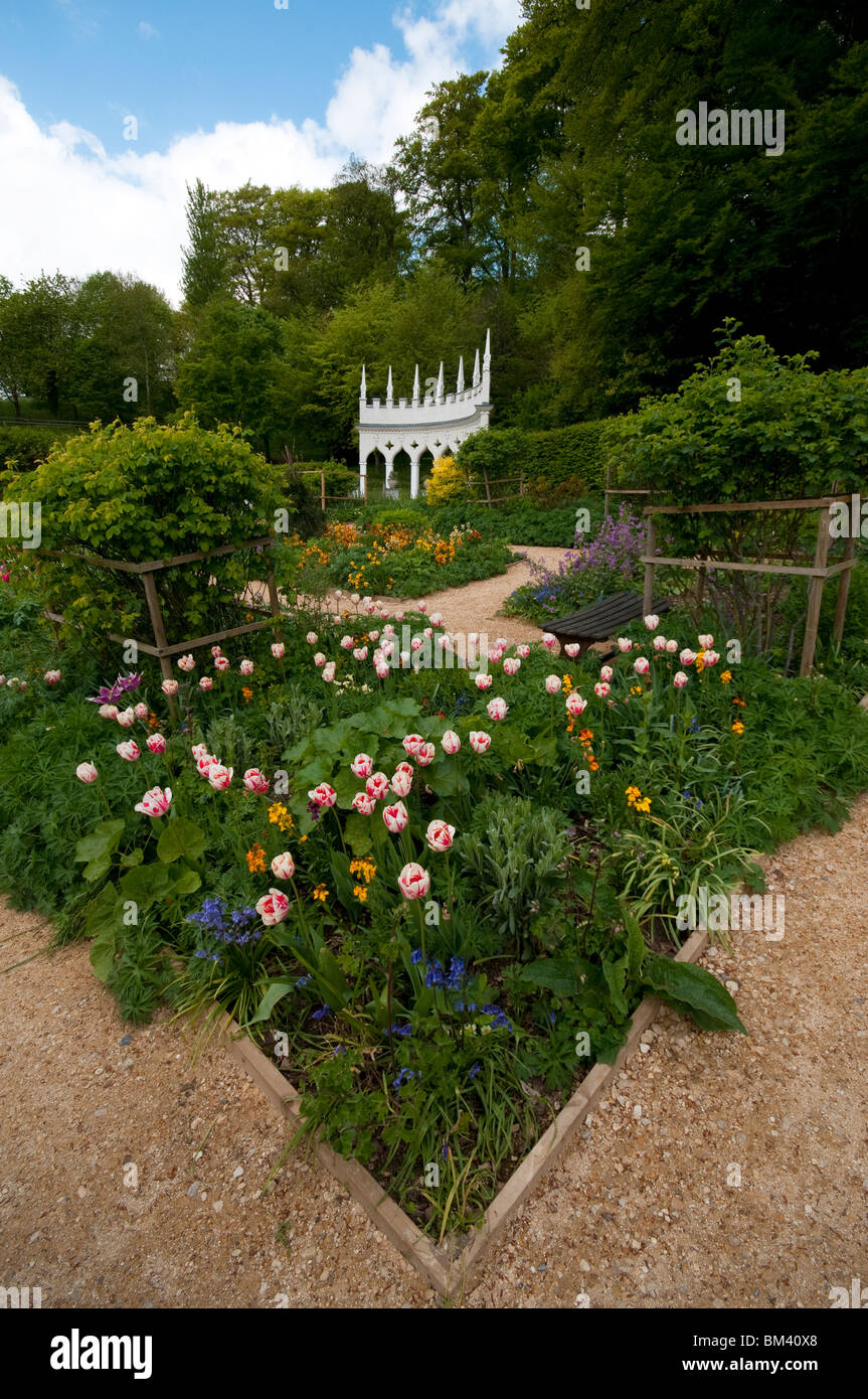 Les couleurs de l'image de fleurs de printemps à l'Exedra jardin à Painswick Rococo Garden dans les Cotswolds, Royaume-Uni Banque D'Images