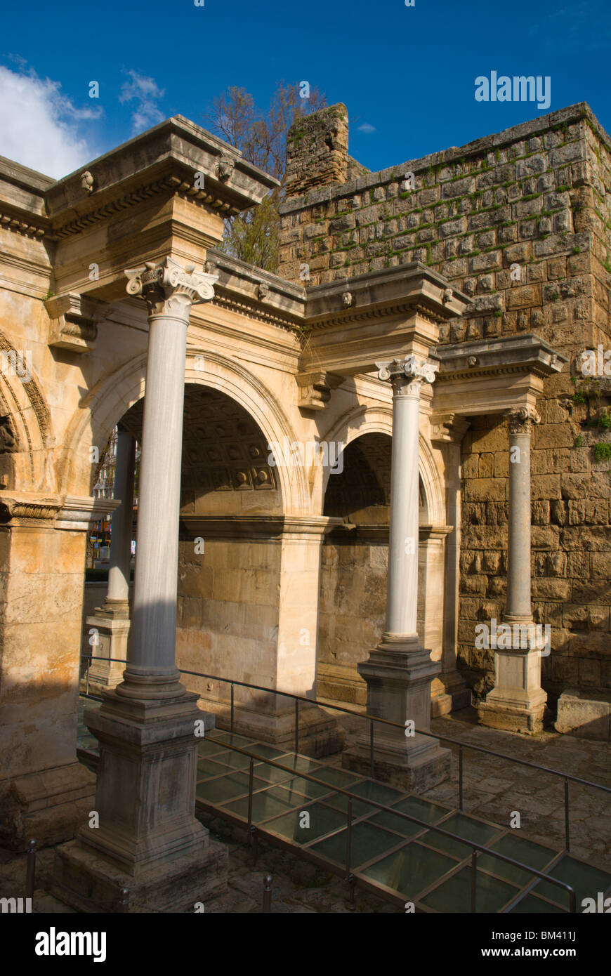 La porte d'Hadrien le vieux quartier de Kaleici Antalya Méditerranée Turquie Asie Banque D'Images