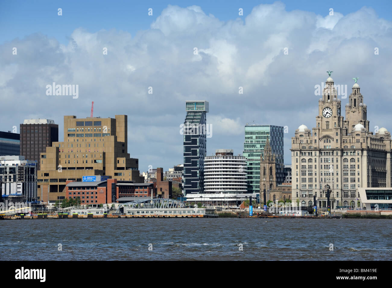 L'architecture moderne et historique à Liverpool vu de l'autre côté de la Rivière Mersey Banque D'Images
