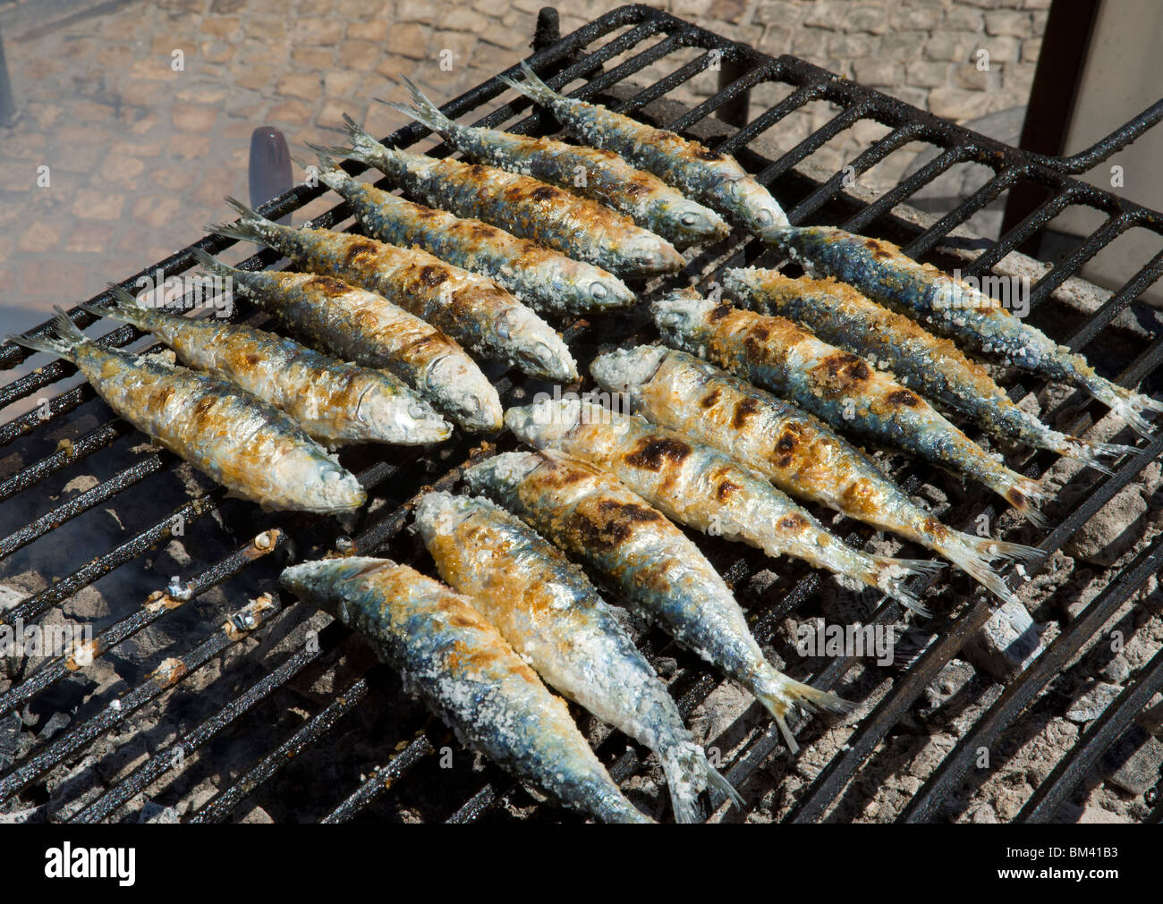 Le Portugal, l'Algarve, les sardines sur un grill Banque D'Images