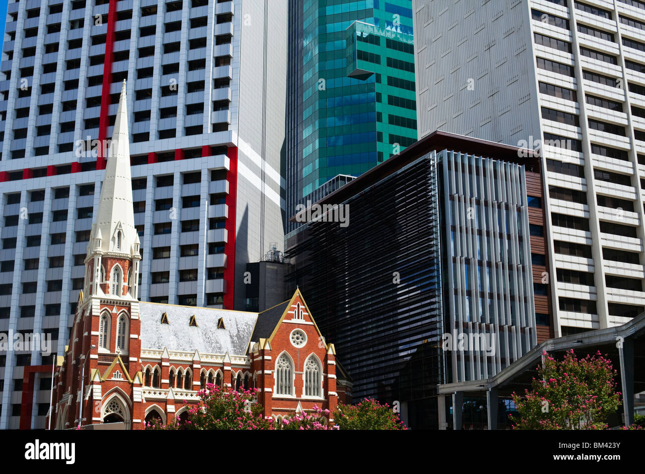 Historique La Rue Albert Uniting Church entouré par l'architecture moderne. Brisbane, Queensland, Australie Banque D'Images