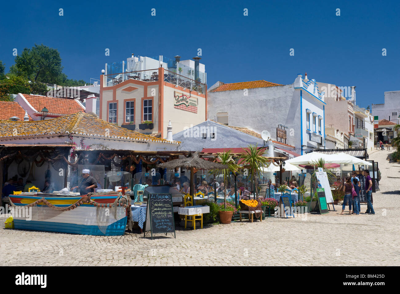 Le Portugal, l'Algarve Alvor, scène de rue avec des restaurants de poisson Banque D'Images