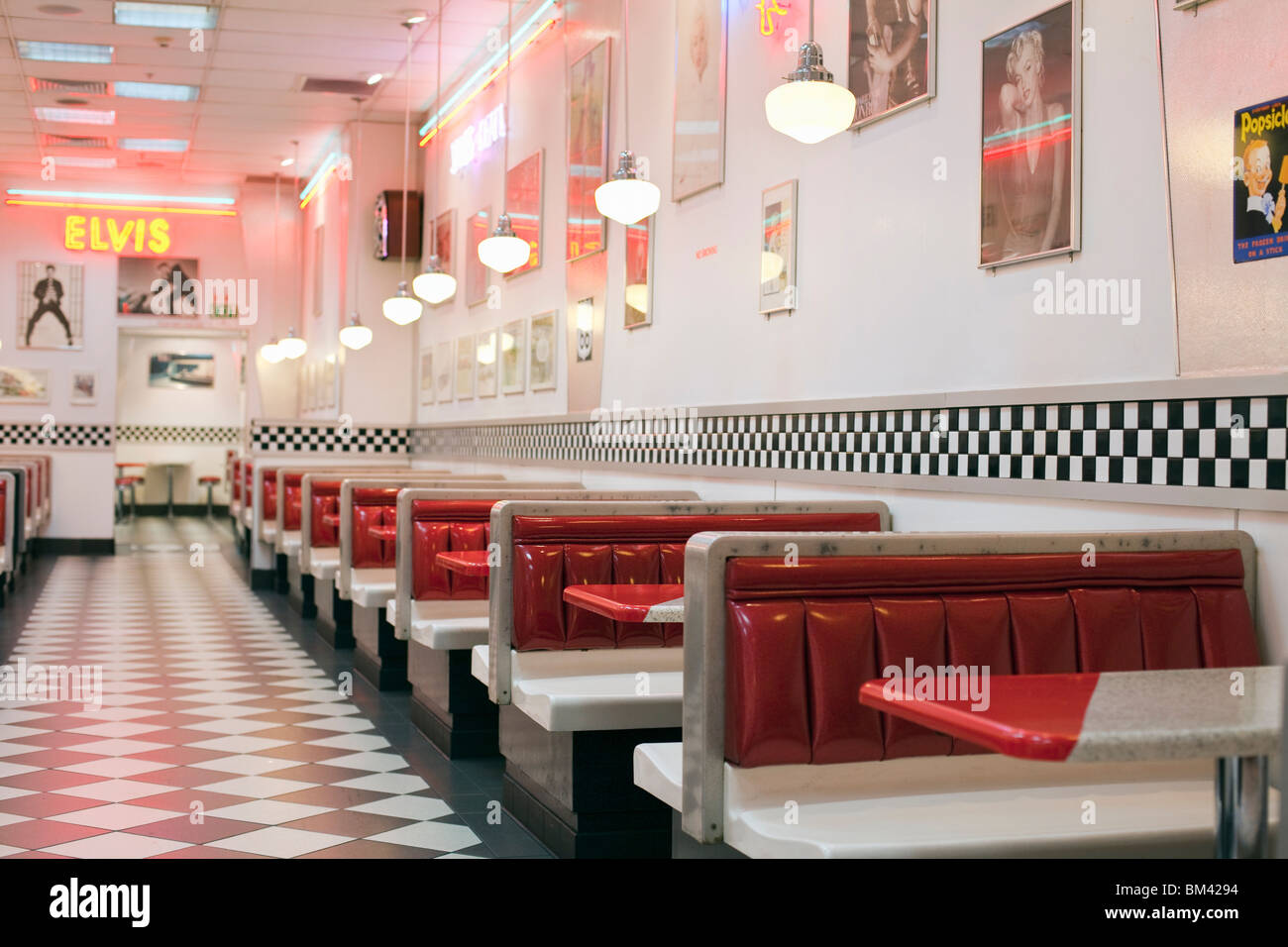 Le restaurant de style années 1950 avec plancher à carreaux et rock'n'roll des souvenirs. Banque D'Images