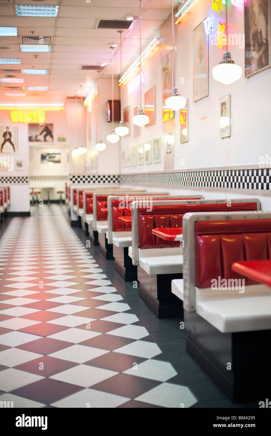 Le restaurant de style années 1950 avec plancher à carreaux et rock'n'roll des souvenirs. Banque D'Images