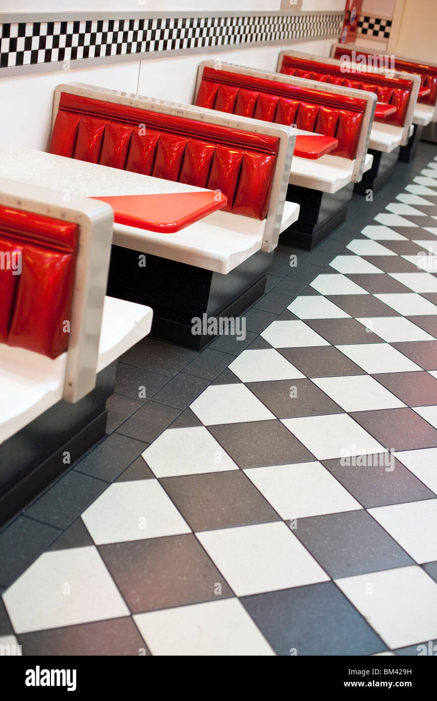 Le restaurant de style années 1950 avec plancher à carreaux et rock'n'roll des souvenirs. Banque D'Images