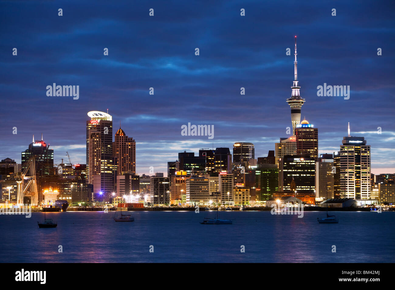 Auckland City skyline at Dusk, vu de Devenport. Auckland, île du Nord, Nouvelle-Zélande Banque D'Images