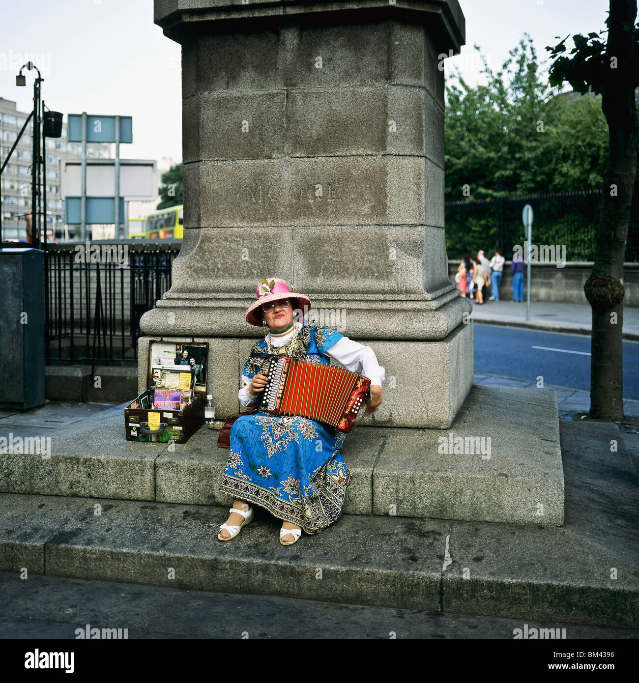 Femme MATURE À JOUER DE L'accordéon Irlande Dublin Banque D'Images