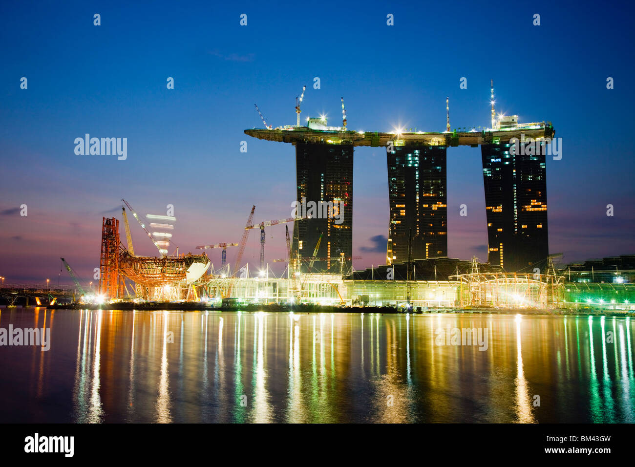 Le Marina Bay Sands Hotel and Casino en construction sur le front de mer de Marina Bay, Singapour Banque D'Images