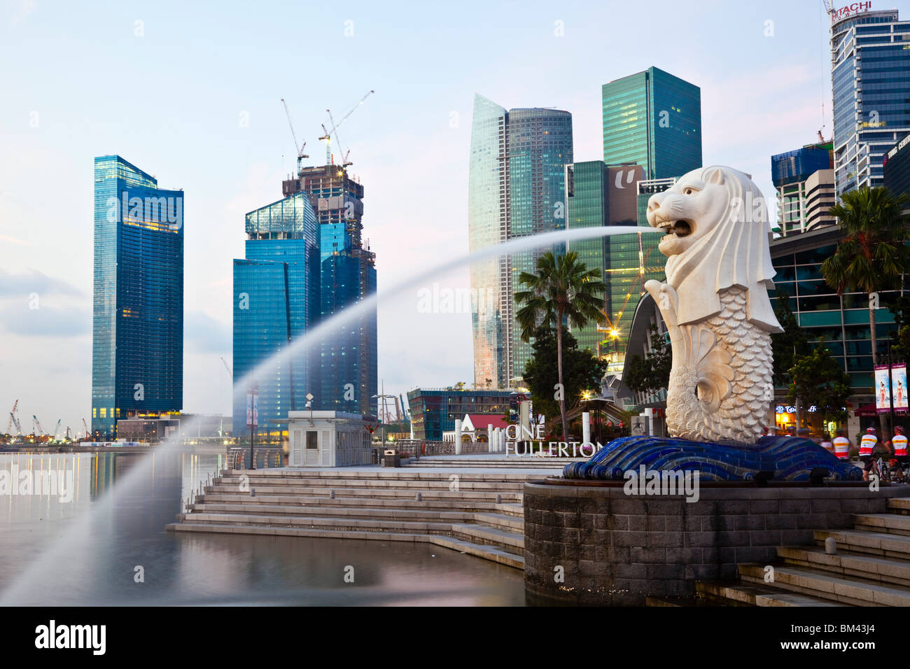 La statue du Merlion avec la ville en arrière-plan, l'Esplanade, à Singapour Banque D'Images