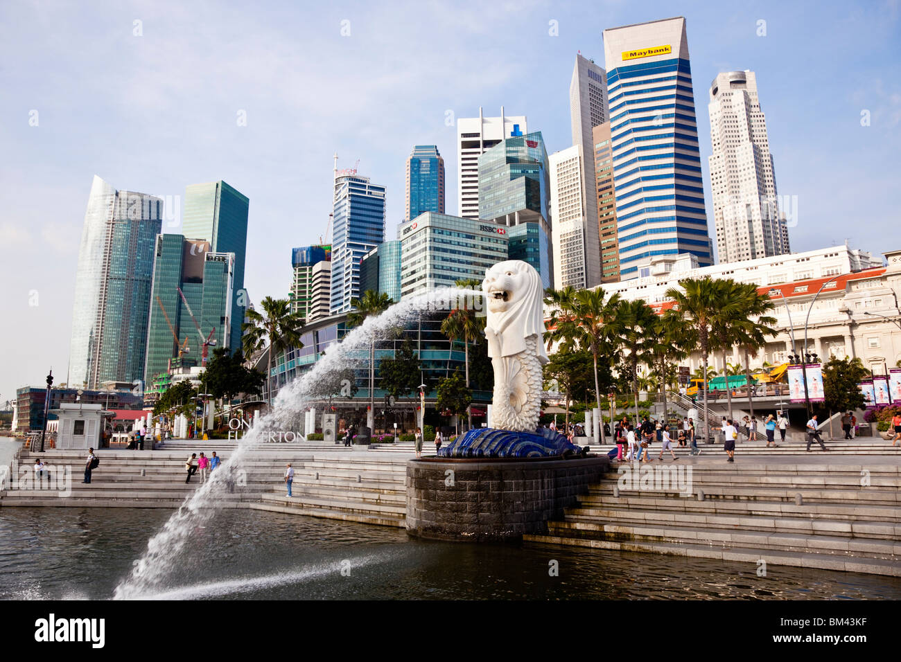 La statue du Merlion et sur les toits de la ville, l'Esplanade, à Singapour Banque D'Images