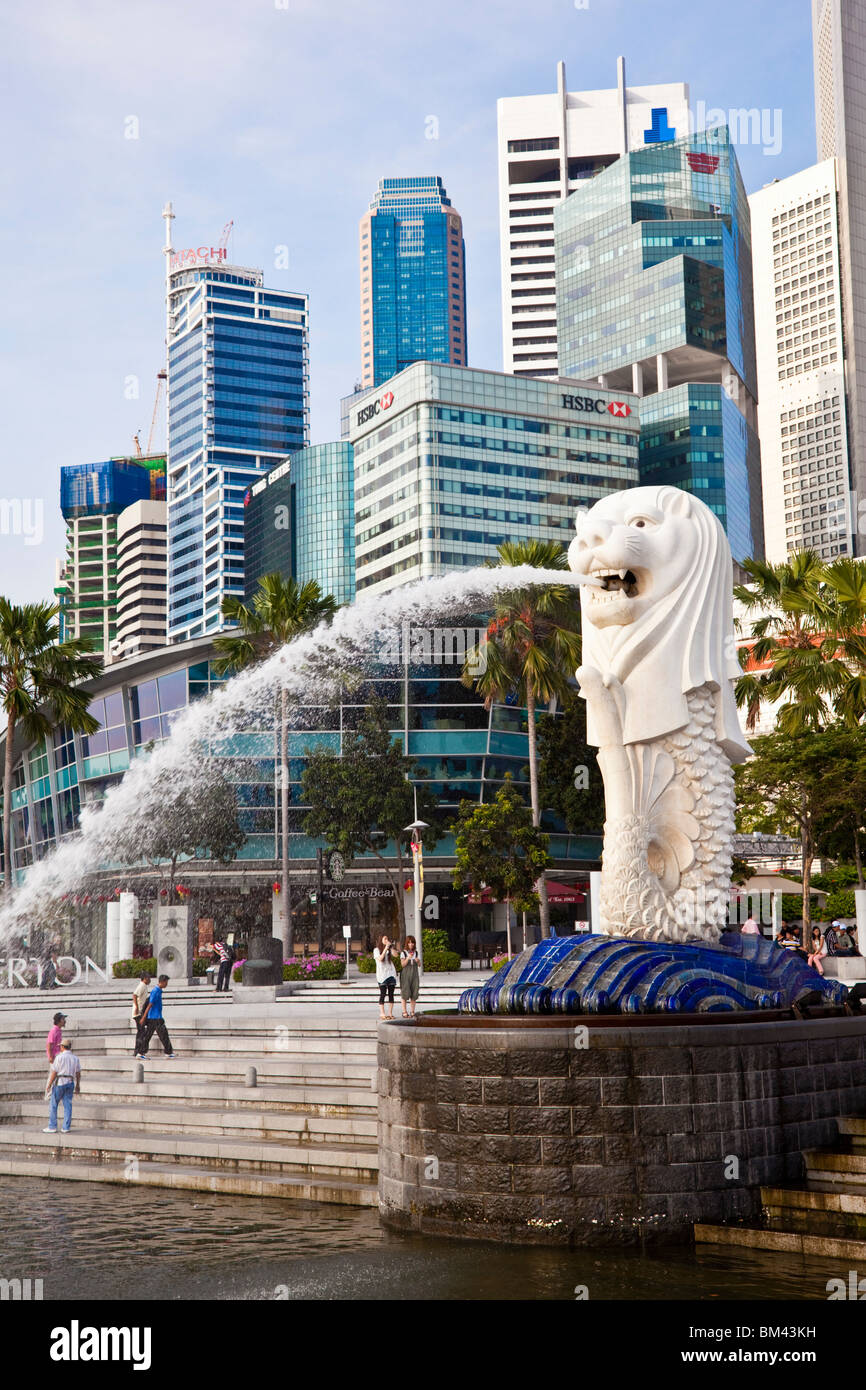 La statue du Merlion et sur les toits de la ville, l'Esplanade, à Singapour Banque D'Images