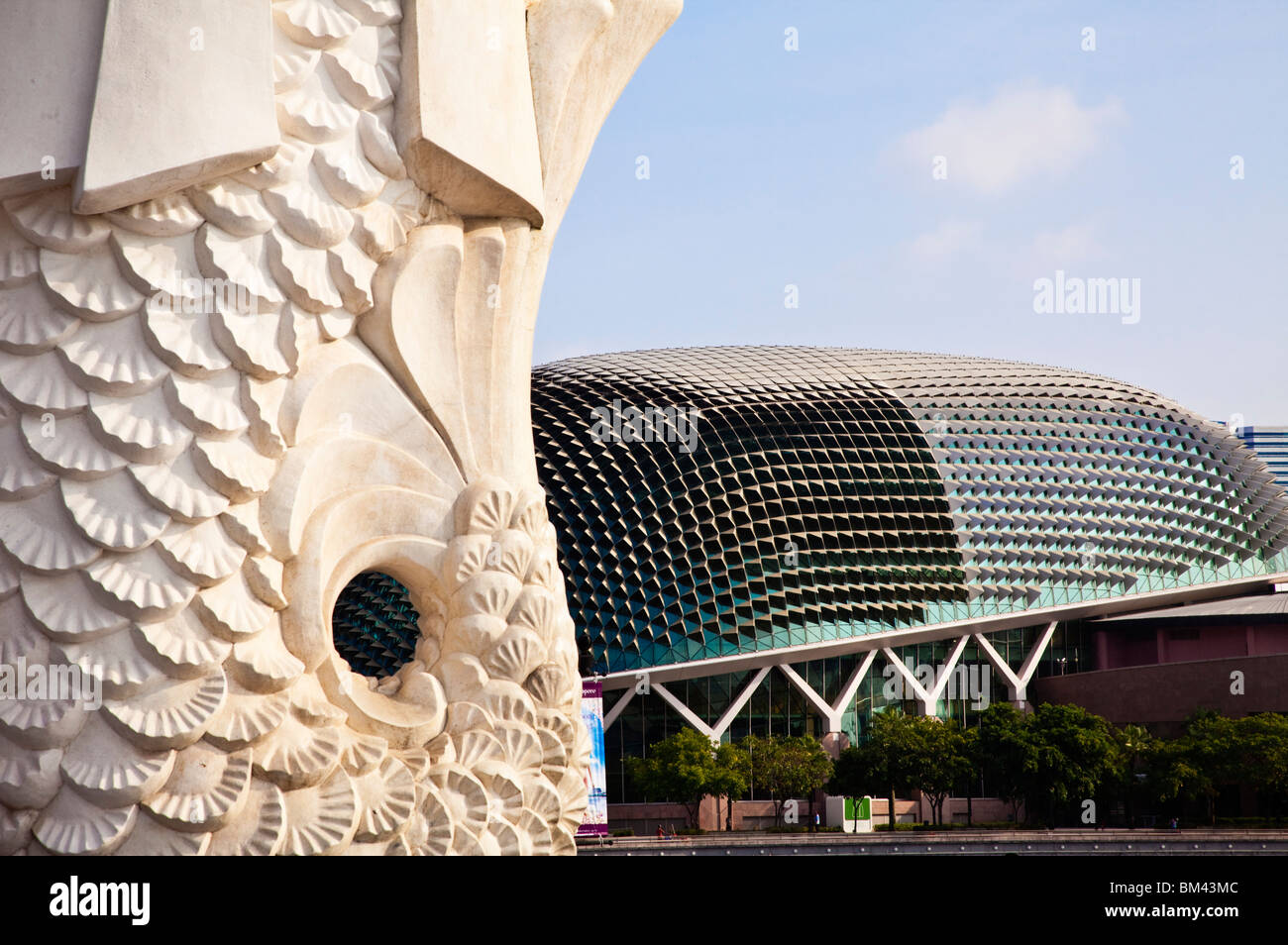 Vue sur l'Esplanade - Theatres on the Bay, de la statue du Merlion, Singapour Banque D'Images