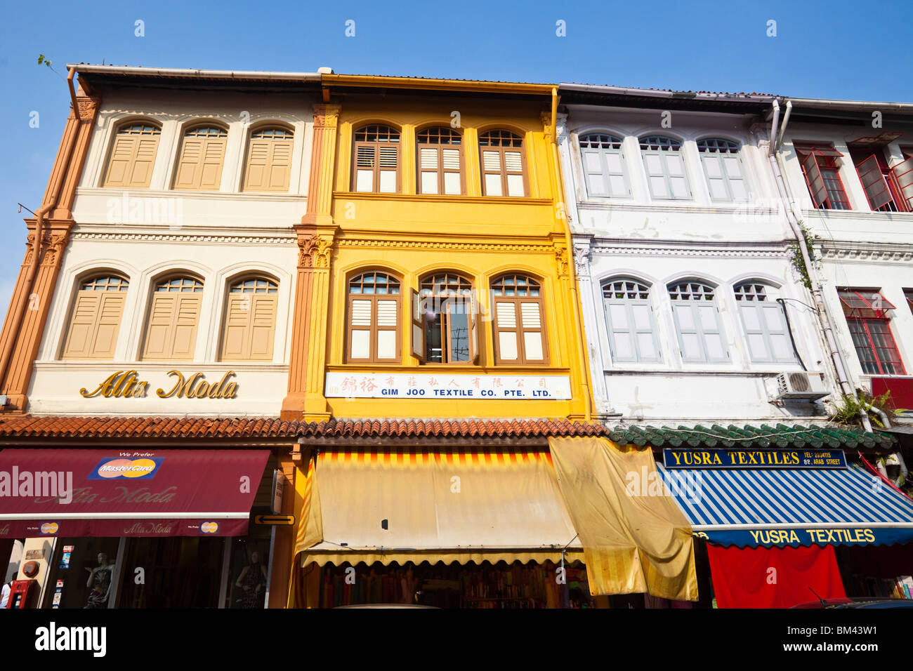 Boutiques de textiles sur la rue arabe dans le quartier musulman de Kampong Glam, Singapour Banque D'Images