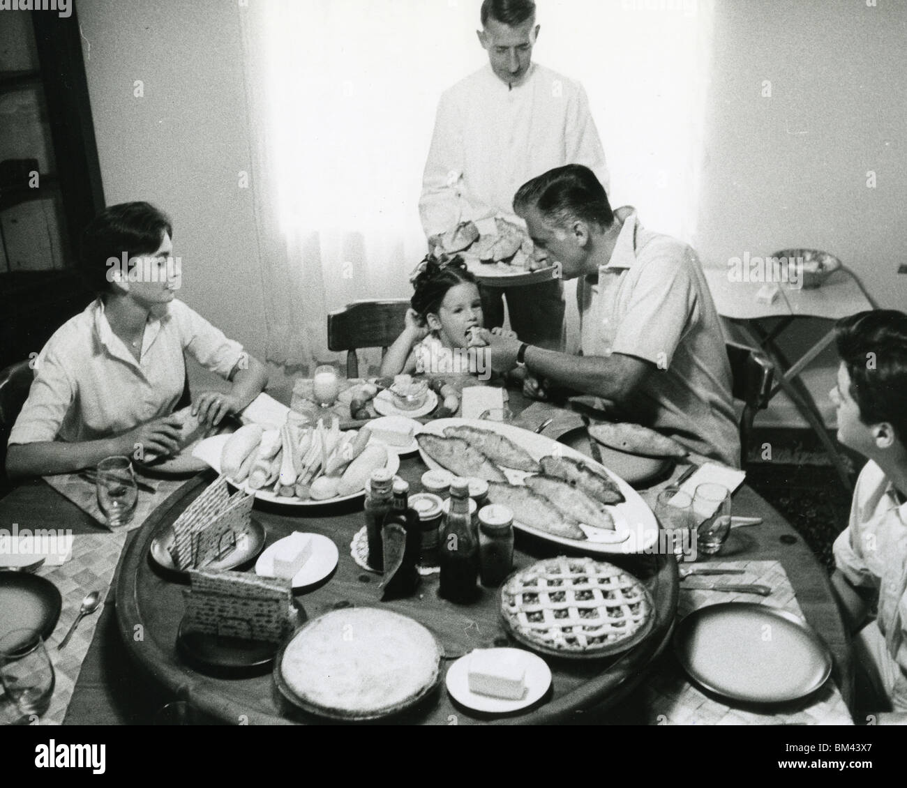 JEAN SIMMONS et mari Stewart Granger à propos de 1956 à leur domicile,ranch Tuscon, Arizona. Voir la description ci-dessous Banque D'Images