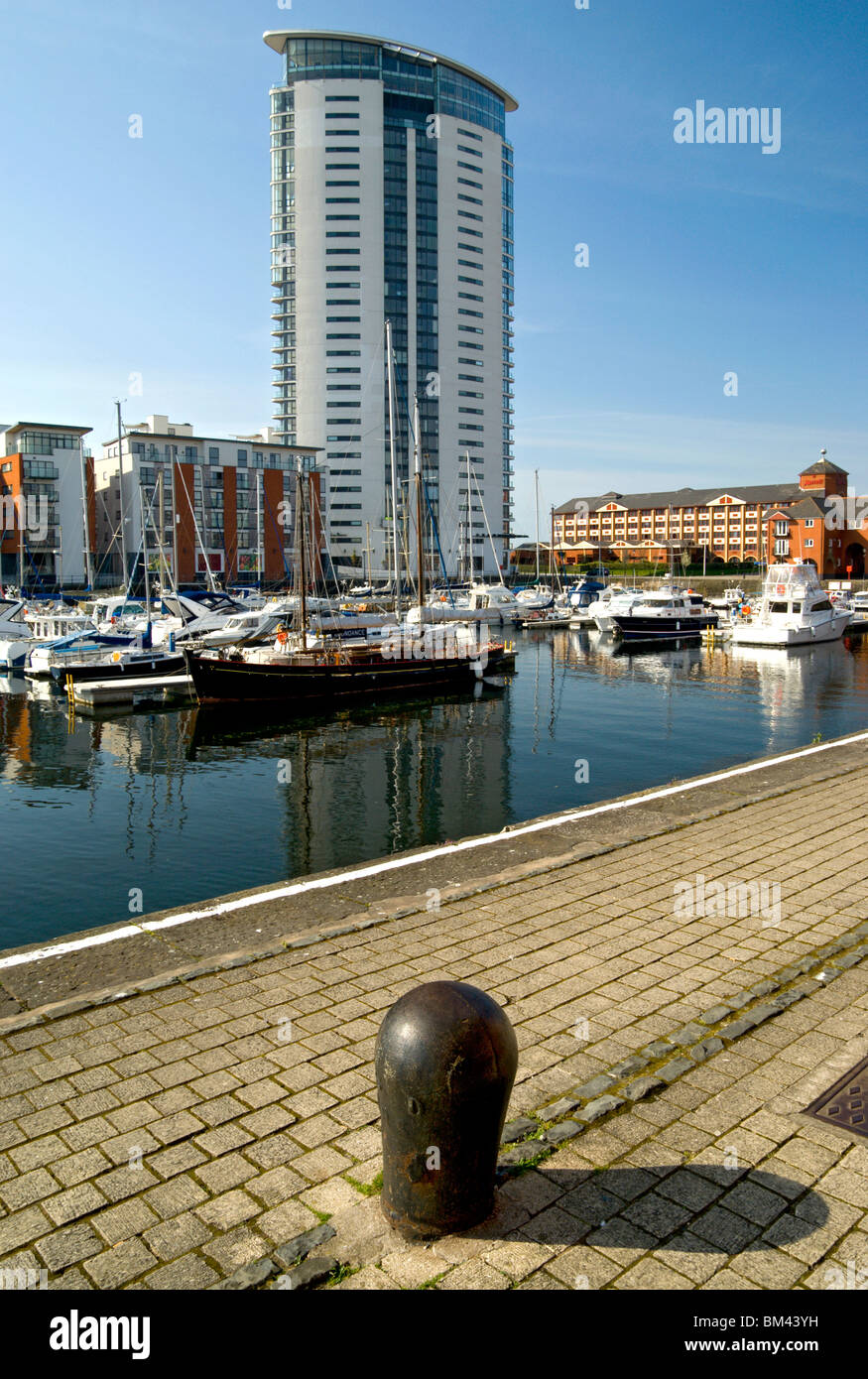 Quartier maritime de Swansea et meridian quay tower swansea glamorgan South Wales Banque D'Images