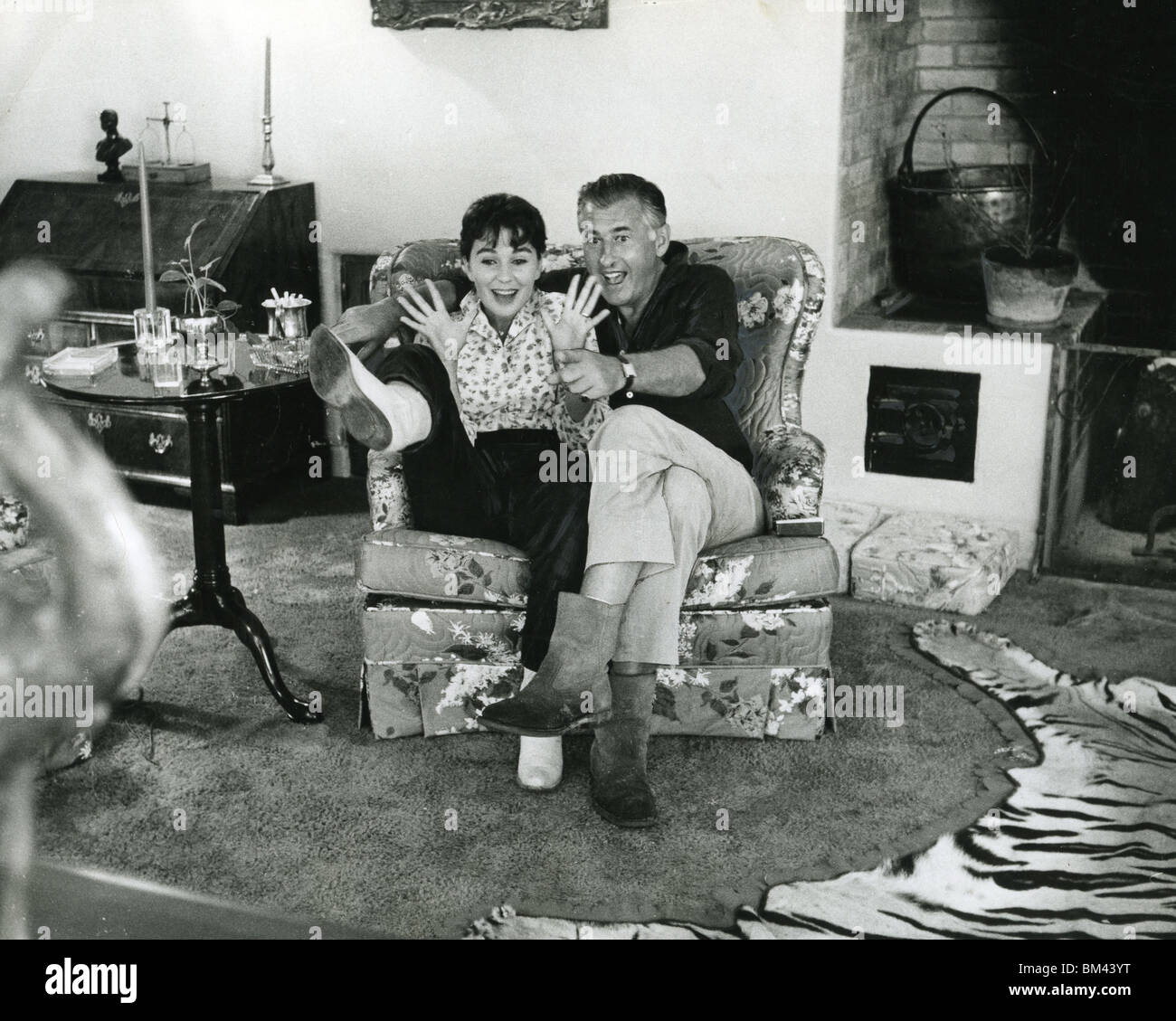 JEAN SIMMONS - UK film actrice et mari Stewart Granger à propos de 1956 à leur ranch maison près de Tuscon, Arizona Banque D'Images