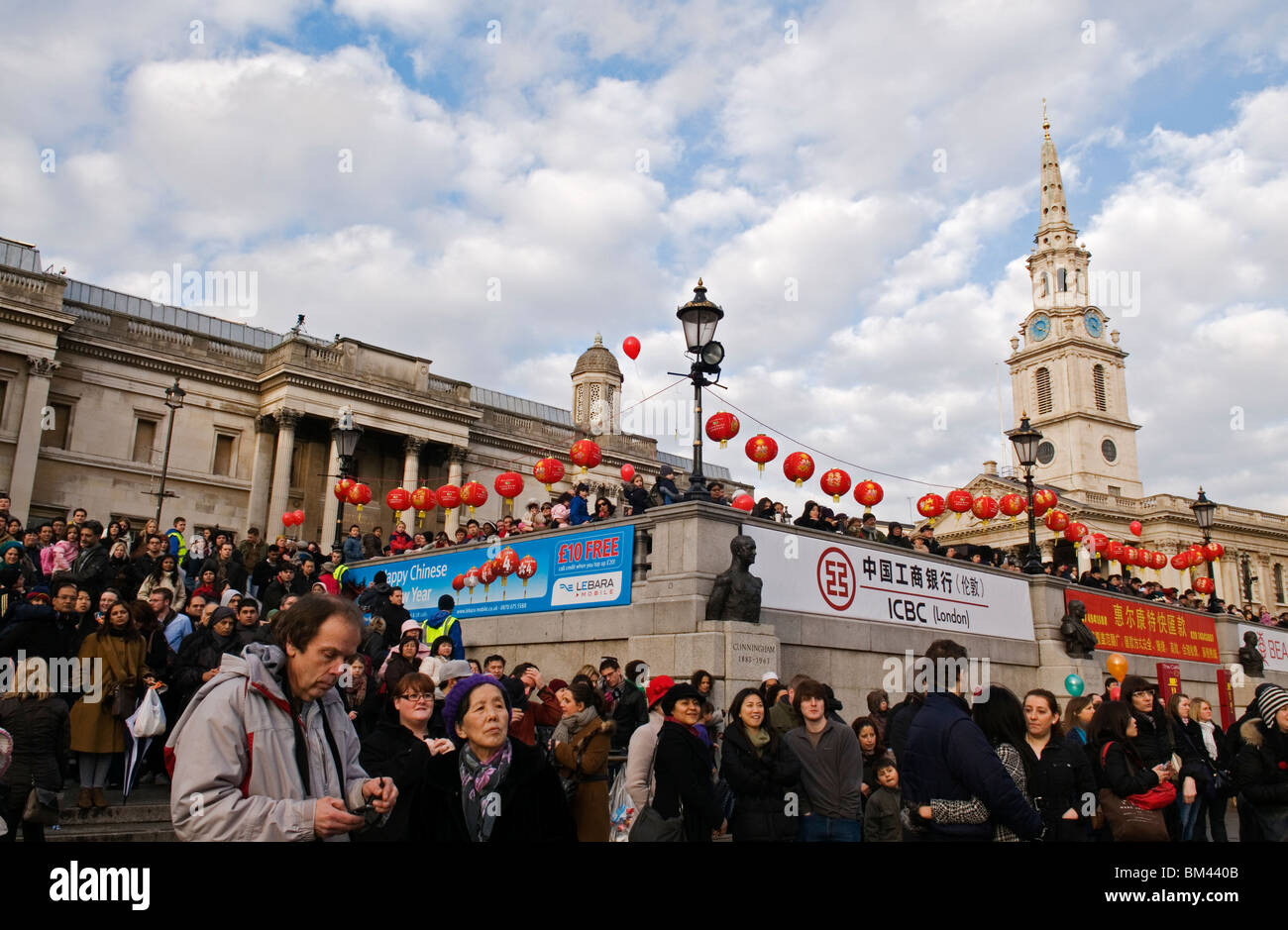 Les gens visitent pour le festival du Nouvel An Chinois, Trafalgar Square London England UK 2010 Banque D'Images